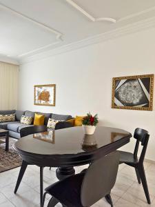 a living room with a table and a couch at 2 chambres tout confort - calme absolue in Temara