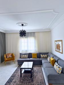 a living room with a couch and a table at 2 chambres tout confort - calme absolue in Temara