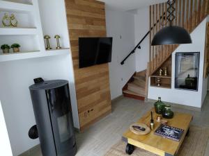 a living room with a fireplace and a tv at Cozyhouse in Touquet Berthe