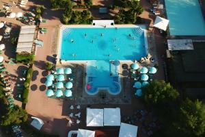 Draufsicht auf ein Schwimmbad mit Rutschen in der Unterkunft Hotiday Lodge Grado in Grado