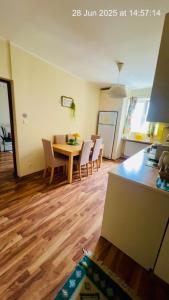 a kitchen and dining room with a table and chairs at Middeltown rose in Alba Iulia