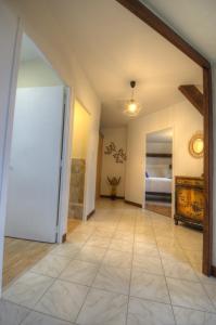 an empty hallway with a door leading to a bedroom at La Villa du Mont in Gourdon
