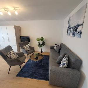 a living room with a couch and two chairs at Große,Schöne FeWo nähe Schwetzingen-Hockenheim 3 Zimmer mit Balkon in Oftersheim