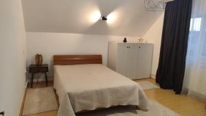 a small bedroom with a bed and a window at Emi's House in Sângeorgiu de Mureș