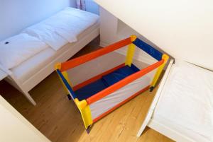 a colorful cribption in a bedroom with a bed at Clara Elisabeth in Döhnsdorf