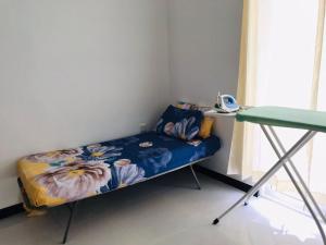 a small bed in a room with a desk at Marissa Villa in Katunayaka