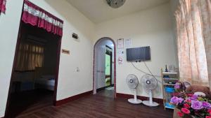 a room with a room with a bed and a mirror at 那瑪夏Lu-Mah民宿 in Min-tsu +30 photos