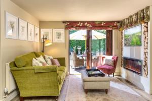 a living room with a couch and a chair at Harts Leap in Redmarley DʼAbitot