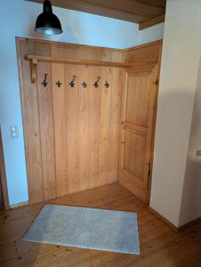 a room with a wooden closet with four doors at Ferienwohnung Niklas in Saulgrub