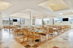 a large dining room with tables and chairs at Fiesta Inn Express San Luis Potosí Oriente in San Luis Potosí