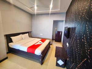 a hotel room with a bed and a wall at Jubilee Homes in Hyderabad