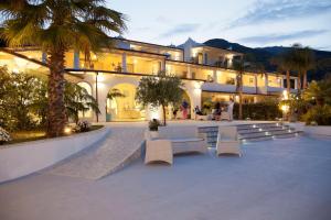 Bygningen som hotellet ligger i + 87 billeder
