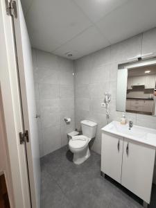 a bathroom with a toilet and a sink at Zerka Centro in Valencia