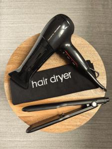 a black nail cutter and a pen on a wooden plate at Grecale - Villa Marina in Marina di Andora