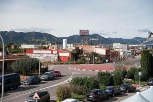 a city street with cars parked on the road at M&A Hostal en Onda in Bechí