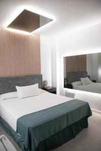 a bedroom with two beds and a large bed sidx sidx sidx at M&A Hostal en Onda in Bechí