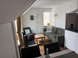 a living room with a couch and a table at Appartement Lefferts in Zandvoort
