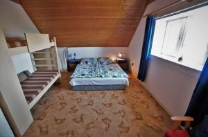 マギャーヘフカランドにあるMecseki Farkaslakの小さなベッドルーム(ベッド1台、階段付)