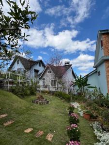 a house with a yard with flowers at MIA Villa Đà Lạt in Khu Chi Lăng