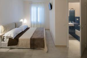 um quarto com uma cama e uma casa de banho com um lavatório em Affittacamere Margherita em La Spezia