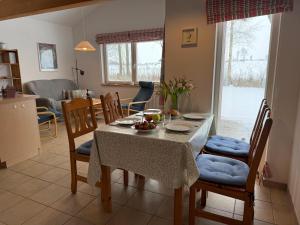 a kitchen and dining room with a table and chairs at Lachmöwe in Munkbrarup