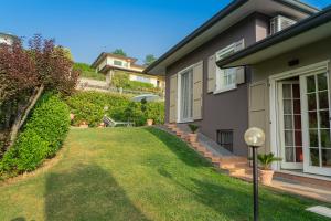 a house with a lawn in front of it at Villa Elisa Relax in Pozzolengo