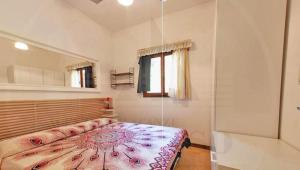 a bedroom with a large bed and a shower at Bungalow Baleno in Eraclea Mare