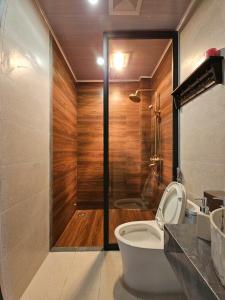 a bathroom with a toilet and a shower at PiTu Homestay in Dồng Văn