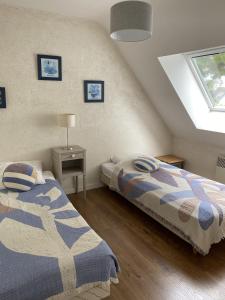 a bedroom with two beds and a window at KREISKER 4 - Maison Jumelée, Jardin - CA6010 in Carnac