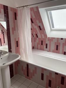 a bathroom with a tub and a sink and a window at KREISKER 4 - Maison Jumelée, Jardin - CA6010 in Carnac