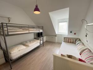 a room with two bunk beds and a couch at RIVAGE - Villa 6 pièces, Jardin, Calme - S28 in Carnac