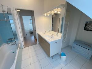 a bathroom with two sinks and a tub and a mirror at RIVAGE - Villa 6 pièces, Jardin, Calme - S28 in Carnac +16 photos
