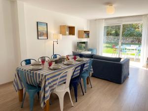 a living room with a table with chairs and a couch at RIVAGE - Villa 6 pièces, Jardin, Calme - S28 in Carnac
