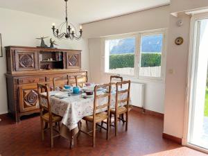 a dining room with a table and chairs at VOILE D'ETAI - Maison, Calme, Jardin Clos - K343 in Carnac
