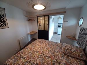 a bedroom with a bed in a room at Le bon accueil in Coucy
