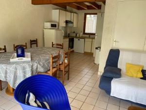 a kitchen and dining room with a table and a couch at KREISKER 3 - Maison Jumelée, Jardin - CA6009 in Carnac