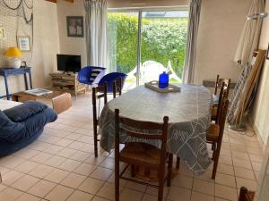a living room with a table and chairs and a couch at KREISKER 3 - Maison Jumelée, Jardin - CA6009 in Carnac