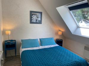 a bedroom with a bed with blue sheets and a window at KREISKER 3 - Maison Jumelée, Jardin - CA6009 in Carnac