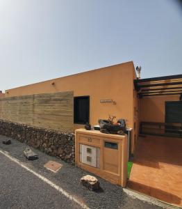 a building with a counter in front of it at Cuyagua in Corralejo