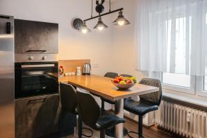 a kitchen with a table with a bowl of fruit on it at Talblick - Apartment Hortensie in Losheim