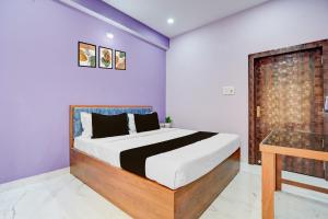 a bedroom with a large bed and a table at Hotel O Regal Retreat in Rānchī