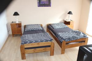 a room with two beds and a nightstand and sidx sidx sidx sidx at Toscana1 in Freimersheim