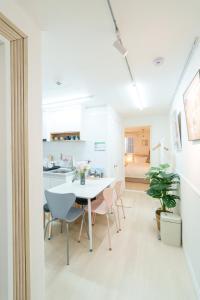 a kitchen and dining room with a table and chairs at 포레스트101 in Seoul