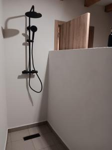 a room with a white wall and a black lamp at Retiro do Lavrador in Alvaiázere