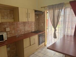 a kitchen with a counter top and a microwave at Philly-Wen Guesthouse in Schweizer-Reineke