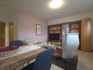 a living room with a table and a couch at Ferienwohnung Annenblick in Sankt Wendel