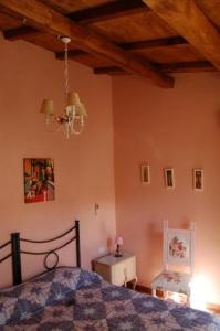 a bedroom with a bed and a wooden ceiling at La Papaya in Marina di Pisa