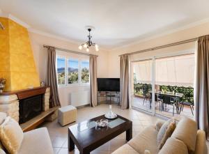 a living room with a couch and a table at Eleonora's Apartment in Lygia