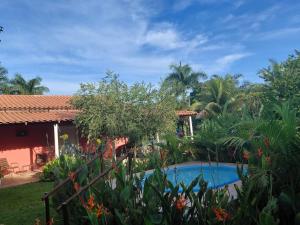a house with a garden and a swimming pool at Pousada Sítio Rupestre Peruaçu in Januária