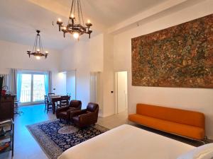 a living room with a couch and a painting on the wall at Belavista in Scurzolengo +24 photos
